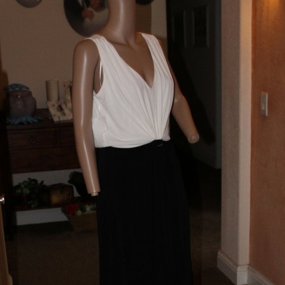 SANGRIA BLACK & IVORY VNECK FORMAL GOWN 10 NWT - Picture 2 of 8